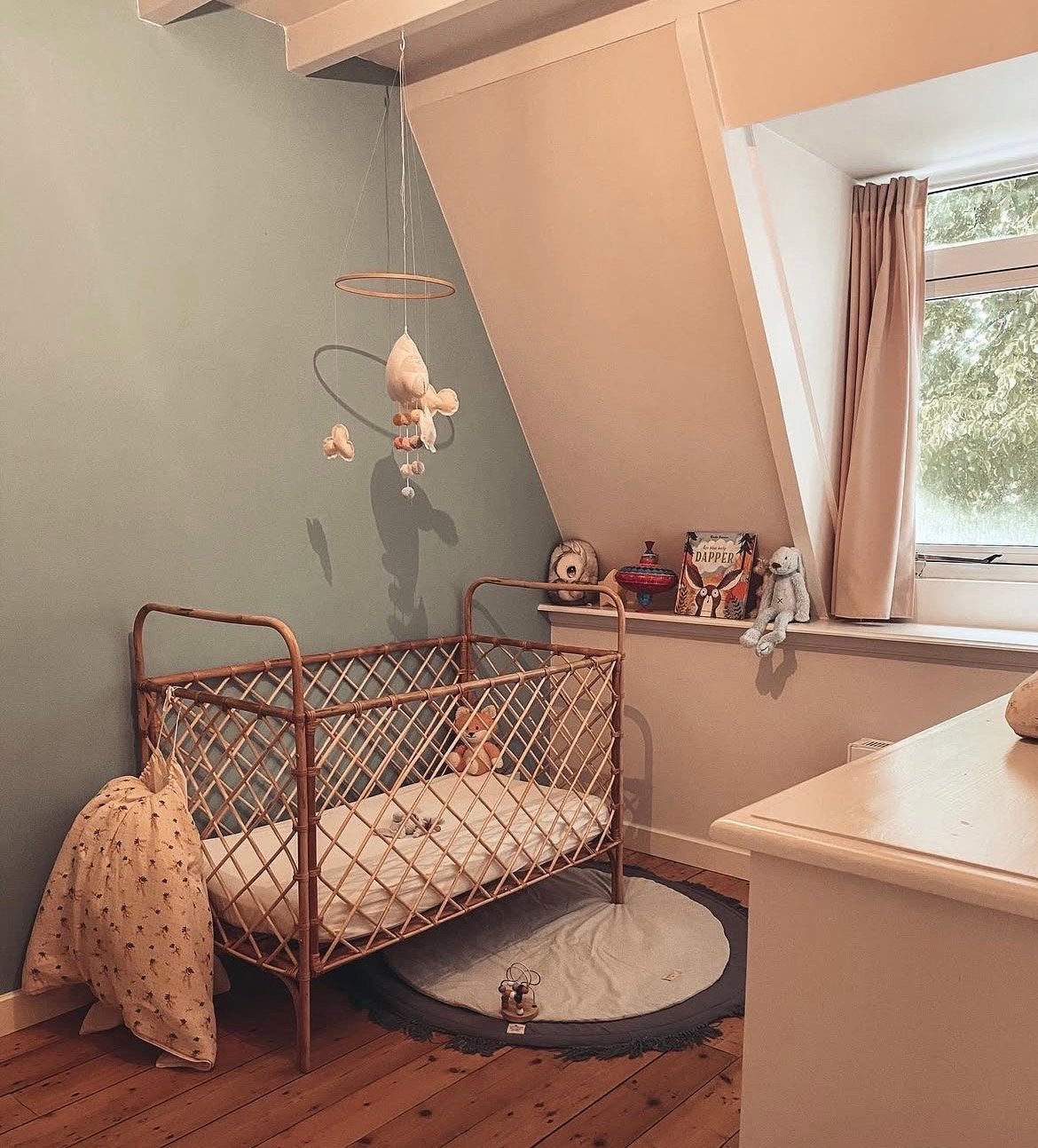 Schattig rotan ledikantje (gratis matras), Ophalen, Overige materialen, Gebruikt, Bruin