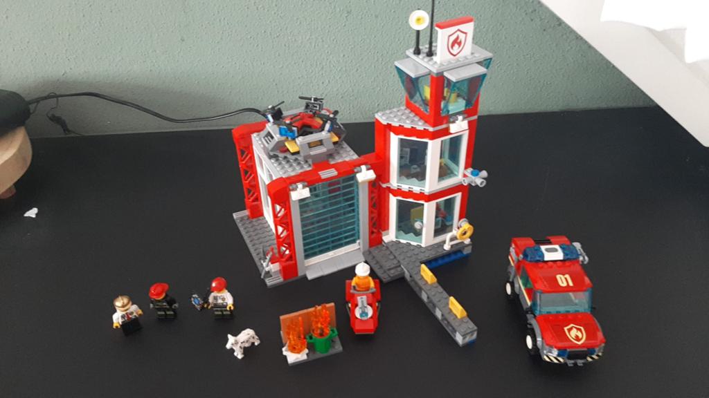 Lego City Brandweerkazerne 60215 met voertuigen en figuren, City, Lego, Ophalen of Verzenden, Zo goed als nieuw