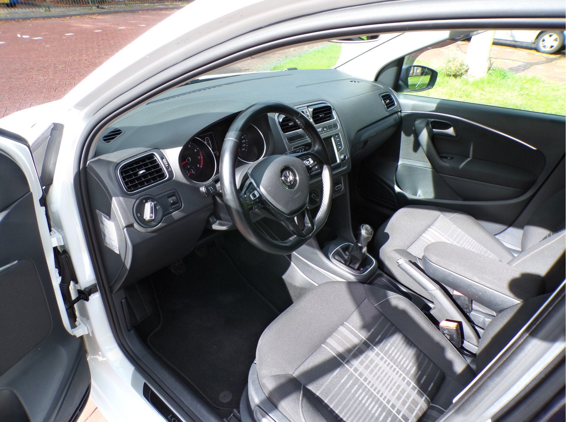 Volkswagen Polo 1.0 Comfortline NAVIGATIE CRUISECONT IJSKOUD, Auto's, Voorwielaandrijving, Dealer onderhouden, Euro 6, Wit