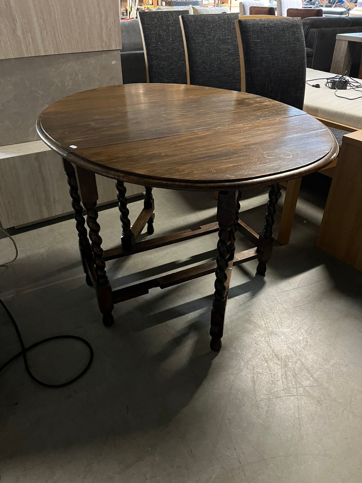 Ovale tafel met “oren”, Ophalen