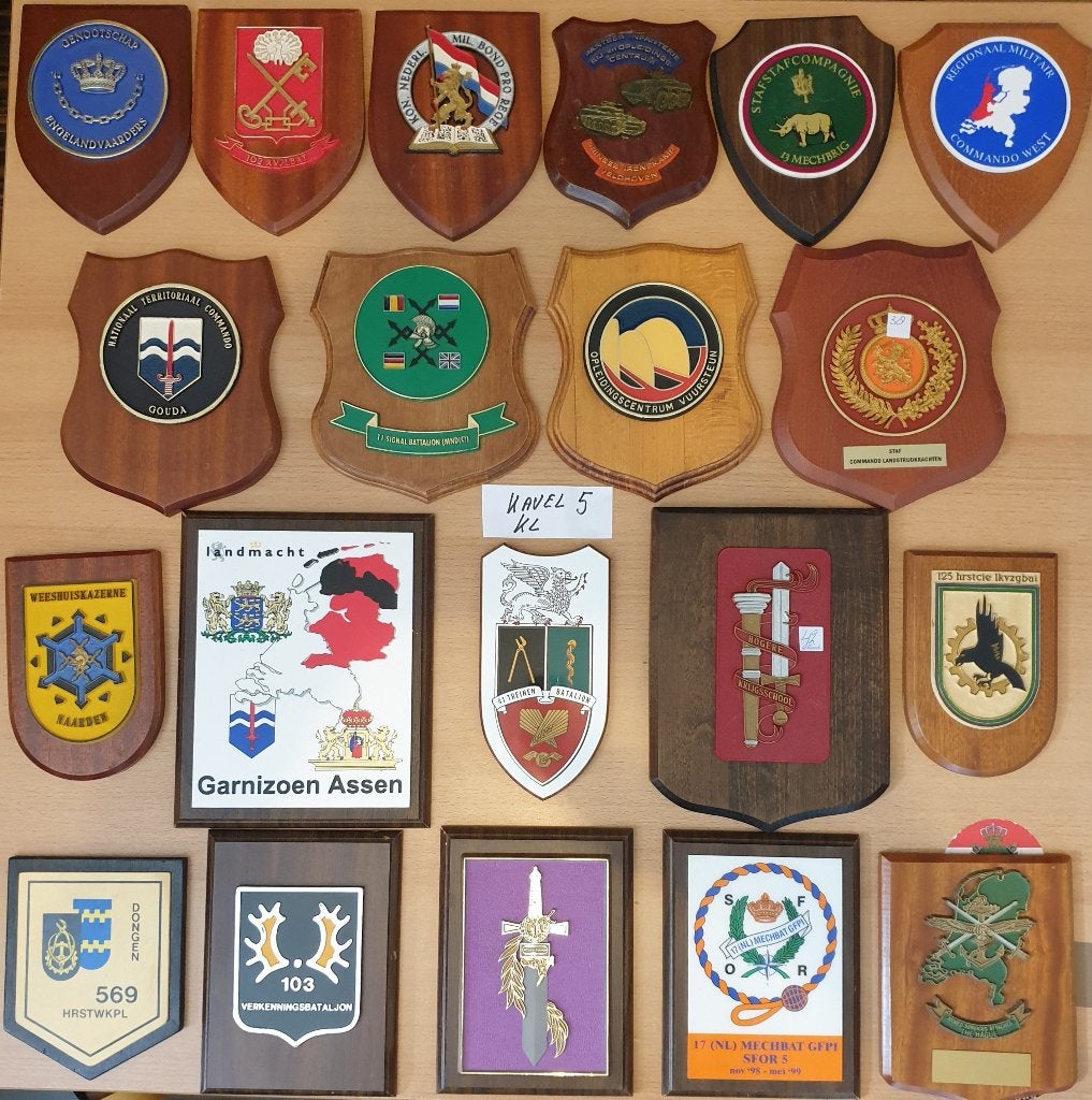 KL WAPENSCHILDJES  20 STUKS DIVERS, Ophalen of Verzenden, Landmacht, Nederland, Embleem of Badge