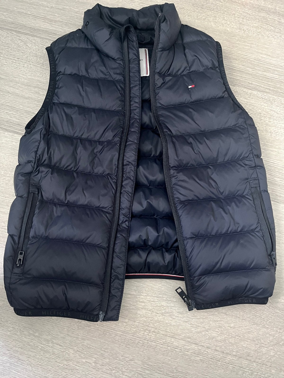 Tommy Hilfiger bodywarmer, Kinderen en Baby's, Ophalen of Verzenden, Zo goed als nieuw, Jongen of Meisje, Jas