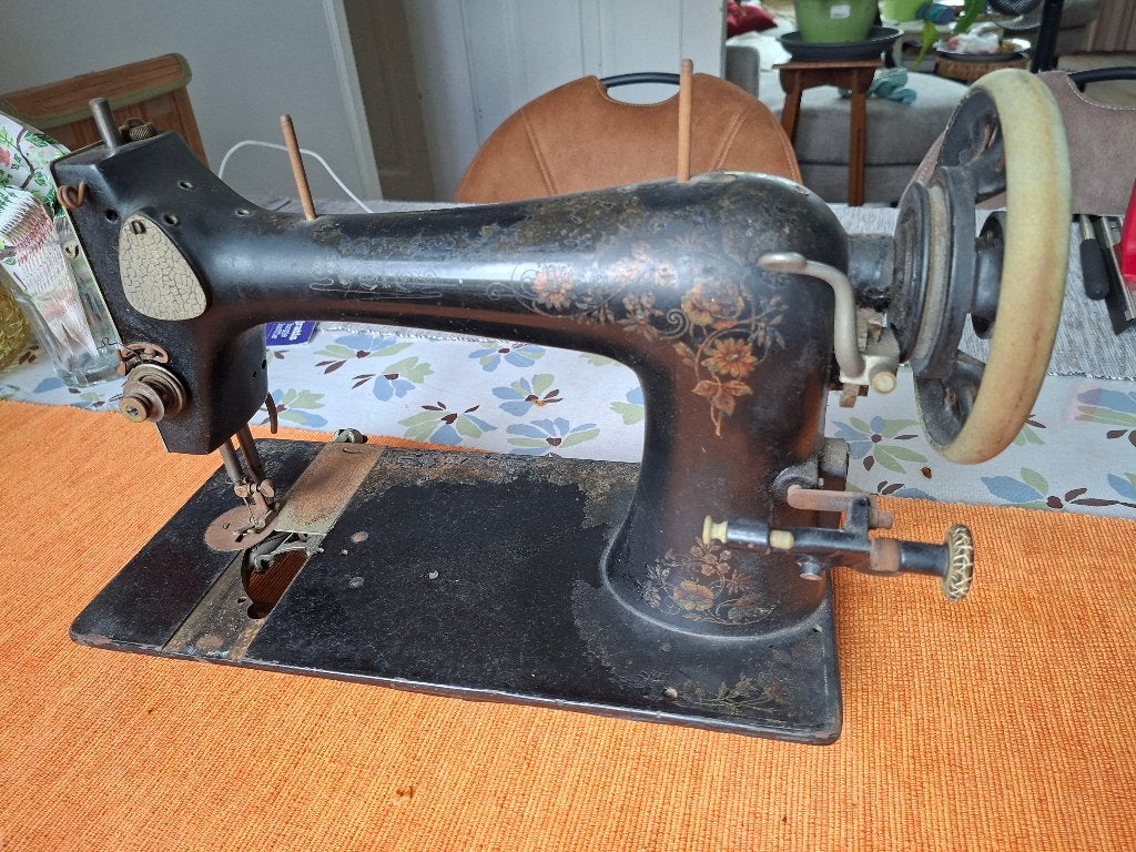 Antieke naaimachine, Antiek en Kunst, Ophalen