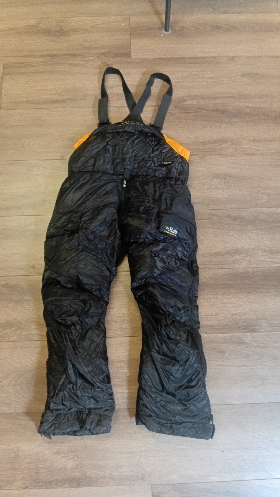 Rab donsbroek met bretels - Ideaal voor koude omstandigheden, Broek, Overige maten, Ophalen of Verzenden, Zo goed als nieuw