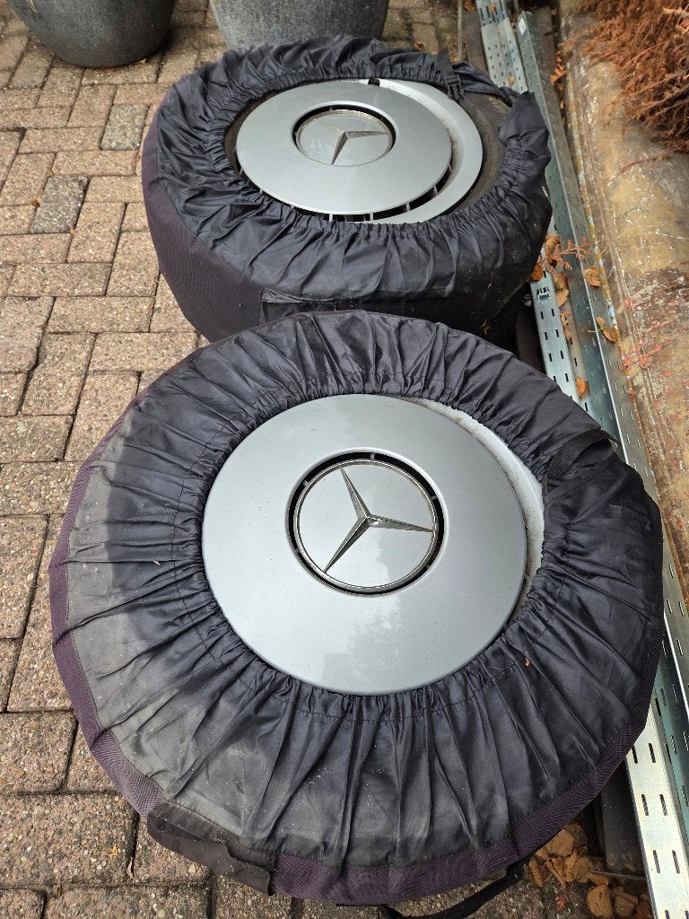 4 Vredestein Winterbanden 195/65 R15 met Mercedes Wieldoppen, Ophalen, Gebruikt