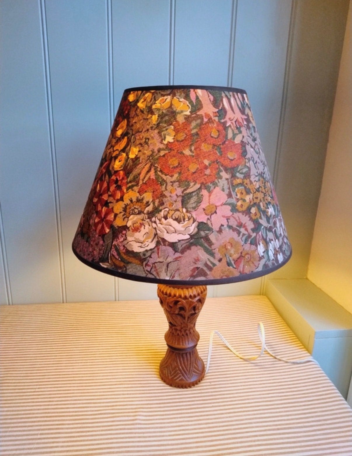 Vintage Tafellamp met Houten Voet en Bloemenkap, Gebruikt, Overige merken, Vintage, Meerkleurig