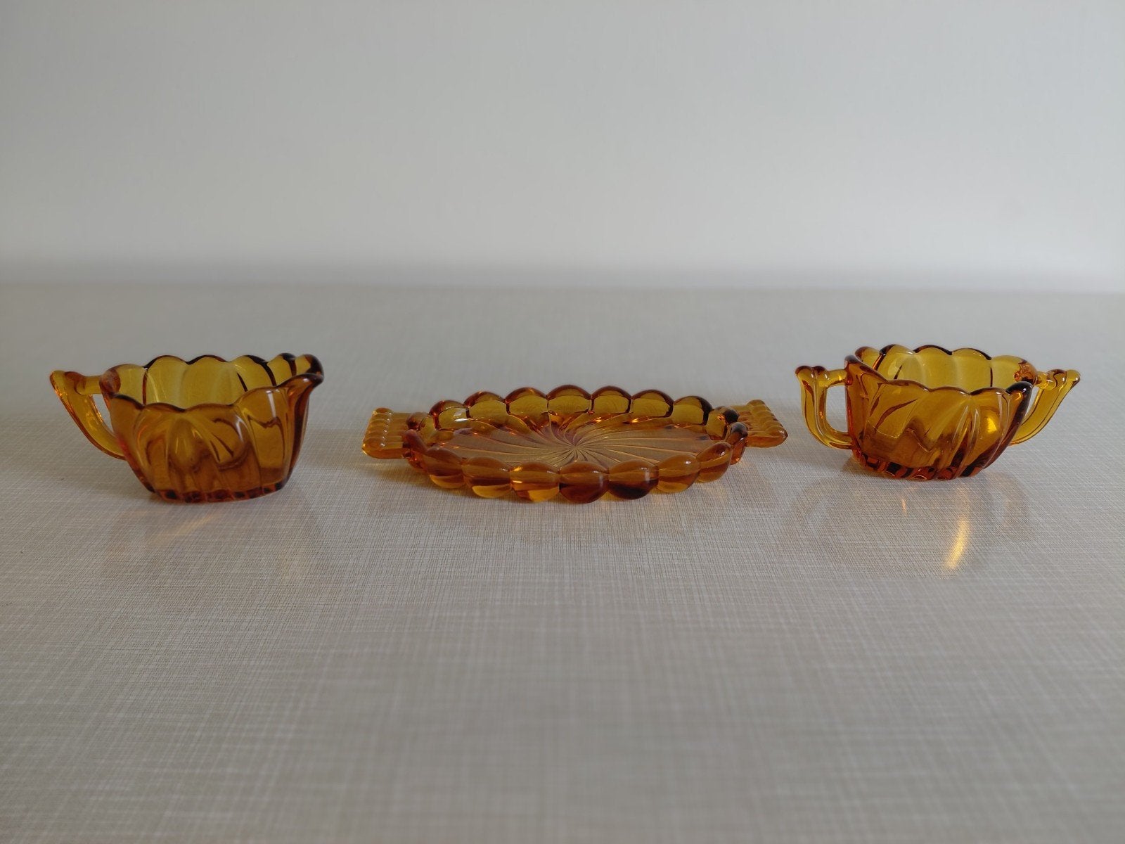 Vintage amberkleurige suiker- en melkset op dienblad, Antiek en Kunst, Ophalen of Verzenden