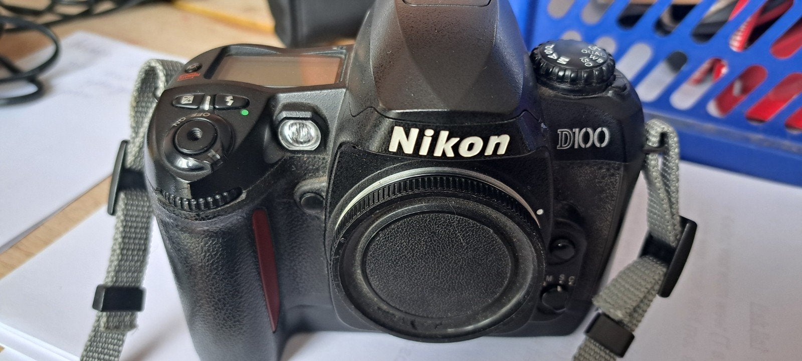 Nikon D100 Spiegelreflexcamera met oplader, Ophalen of Verzenden