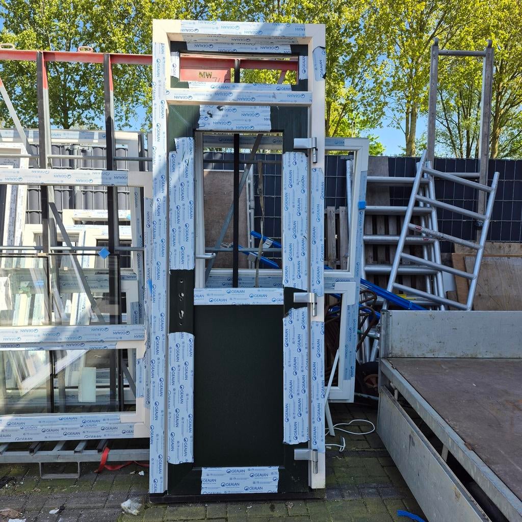 Voordeur met beschadiging  254 hoog 93 breed, Doe-het-zelf en Verbouw, Overige Doe-het-zelf en Verbouw, Ophalen of Verzenden, Gebruikt