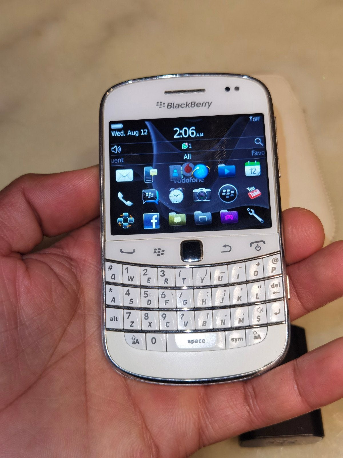 Te koop: een nette BlackBerry Bold 9900 whit edition .

Deze, Ophalen of Verzenden