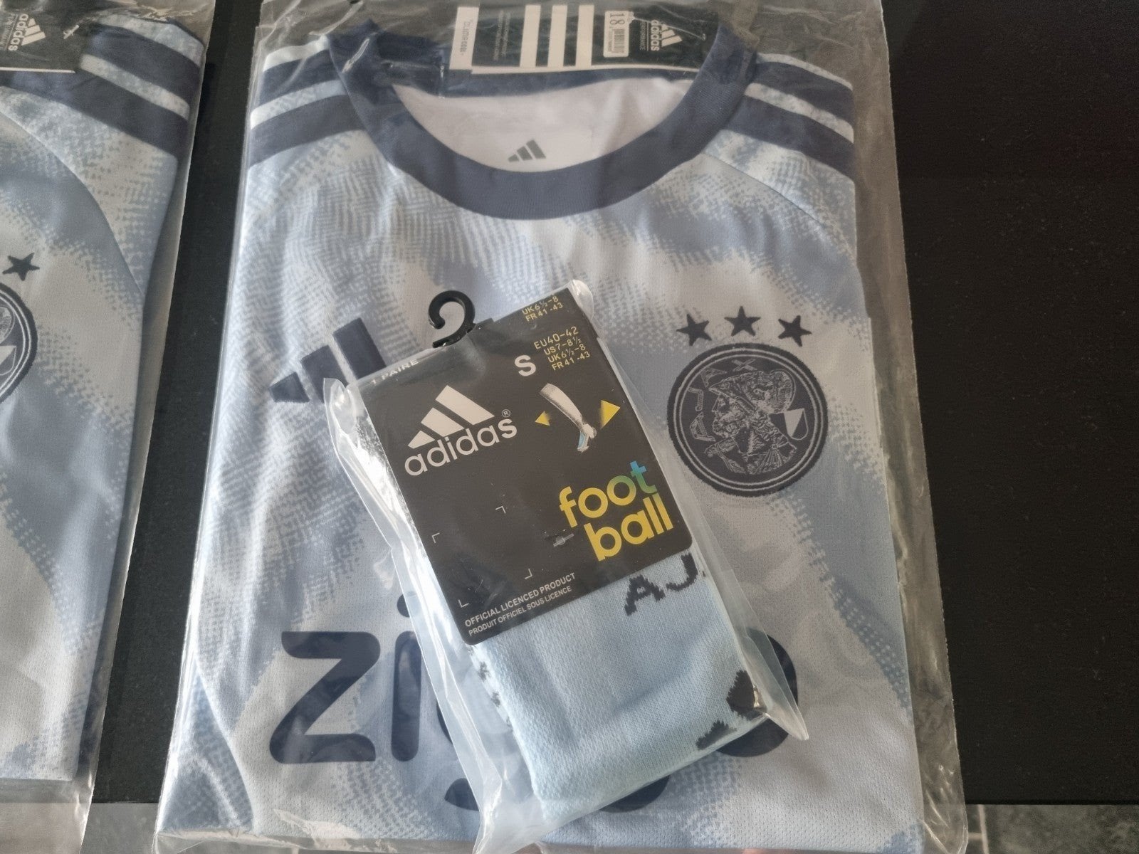 Ajax nieuwste uit  tenue inc sokken Maten 104 t/m 164, Kleding | Heren, Sportkleding, Blauw, Nieuw, Ophalen of Verzenden, Adidas