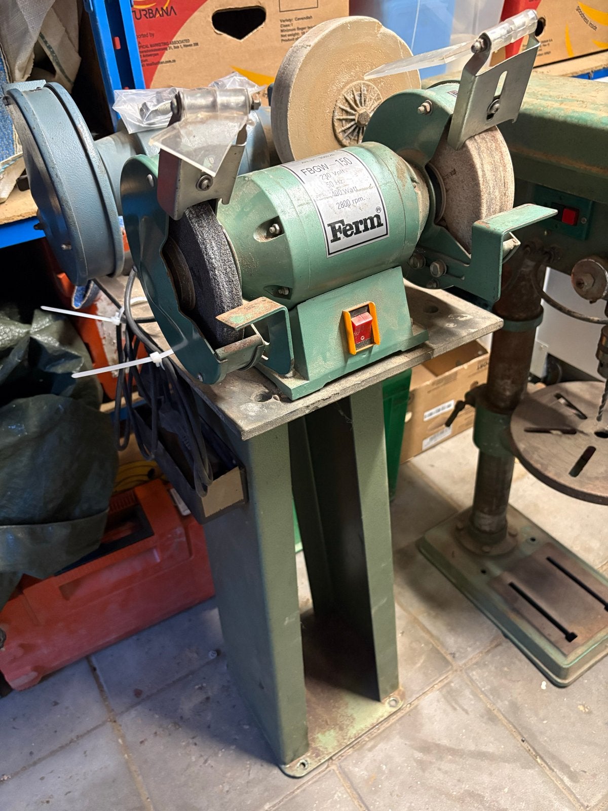 Swinko Onderstel met Dubbele Slijpmachines (GS & Ferm), Ophalen, Gebruikt, Minder dan 700 watt, Werkbankslijpmachine