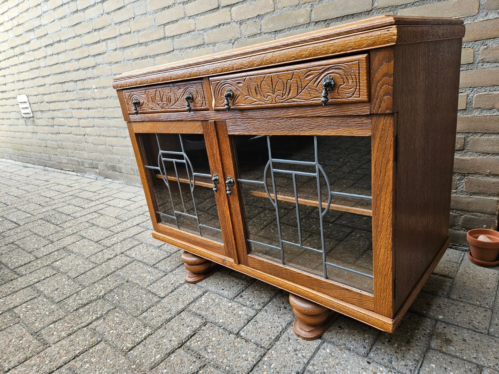 Antiek eiken dressoir met glas-in-lood deuren, Antiek en Kunst, Antiek | Meubels | Kasten, Ophalen