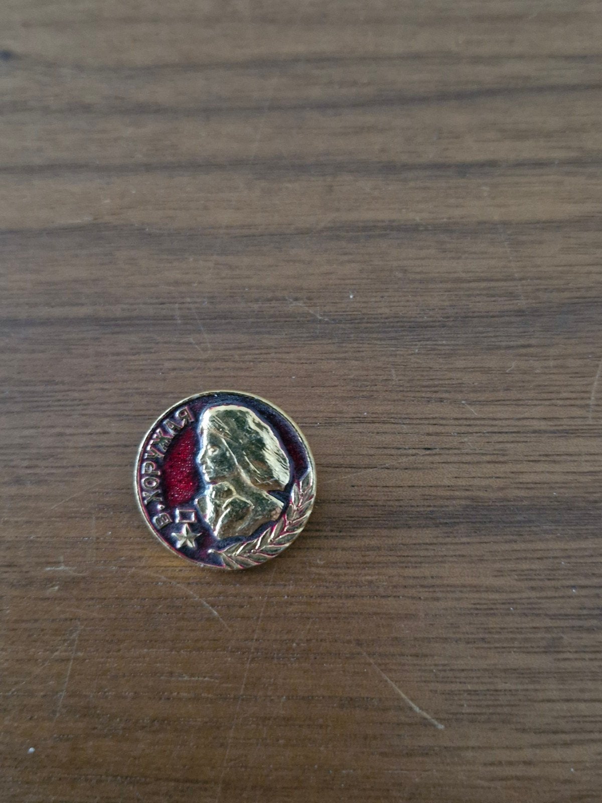 R 096 Vintage Sovjet-Russische pin met vrouwelijk profiel, Verzamelen, Ophalen of Verzenden