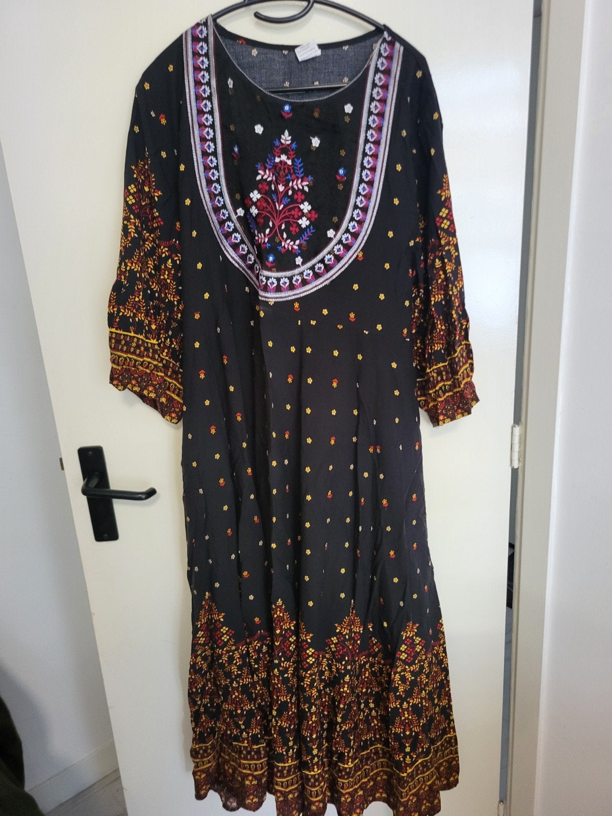 Zwarte maxi jurk met kleurrijke borduursels, Zwart, Maat 42/44 (L), Ophalen of Verzenden, Onder de knie