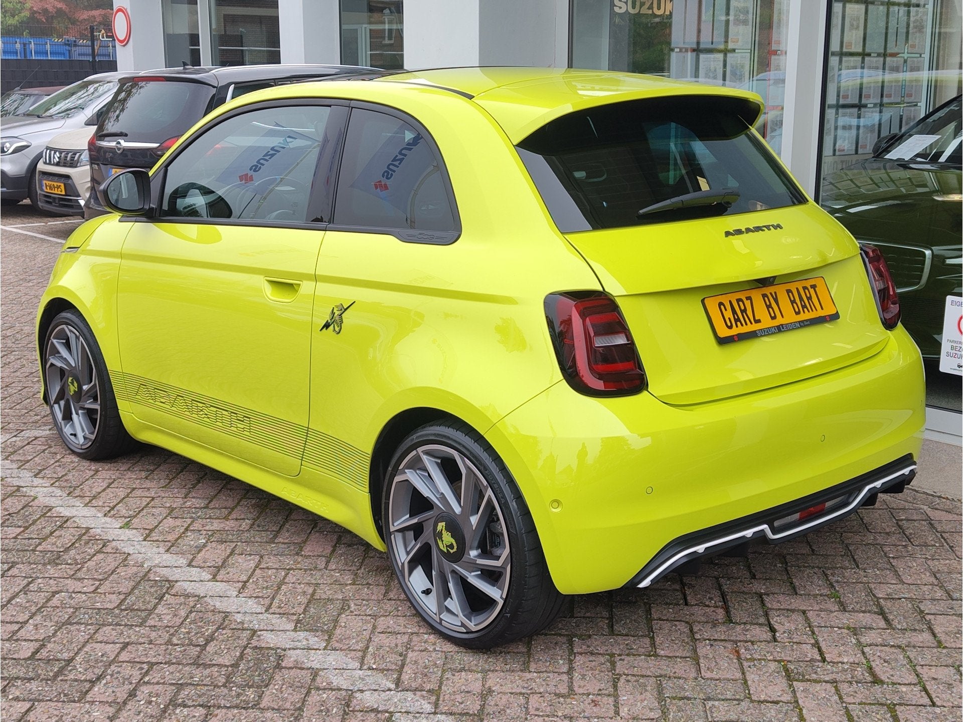Abarth 500e SCORPIONISSIMA 42 kWh Alcantara sportstuur | Pan, Auto's, Gebruikt, Zwart, 4 stoelen, 500e