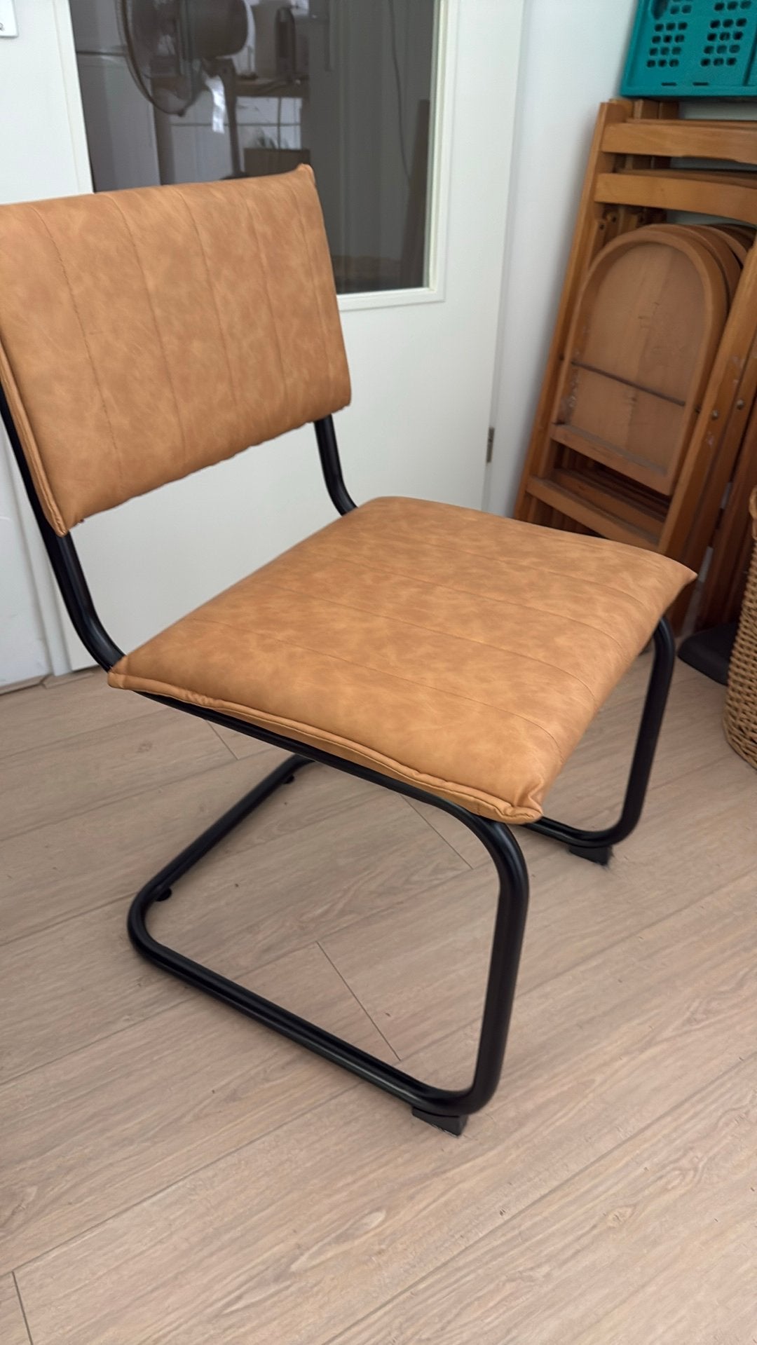 Yara Pu eetkamerstoel te koop gevraagd, lichtbruin leder, Modern genakt in China, Bruin, Verzenden, Zo goed als nieuw