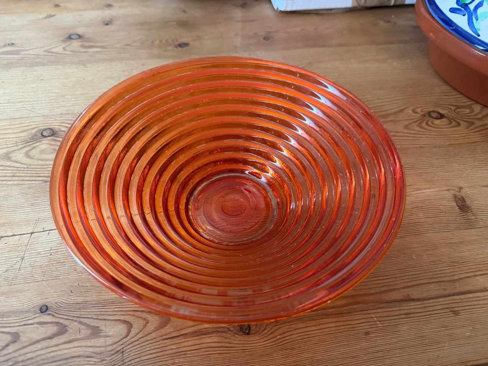 Oranje schaal met ribbels, Ophalen