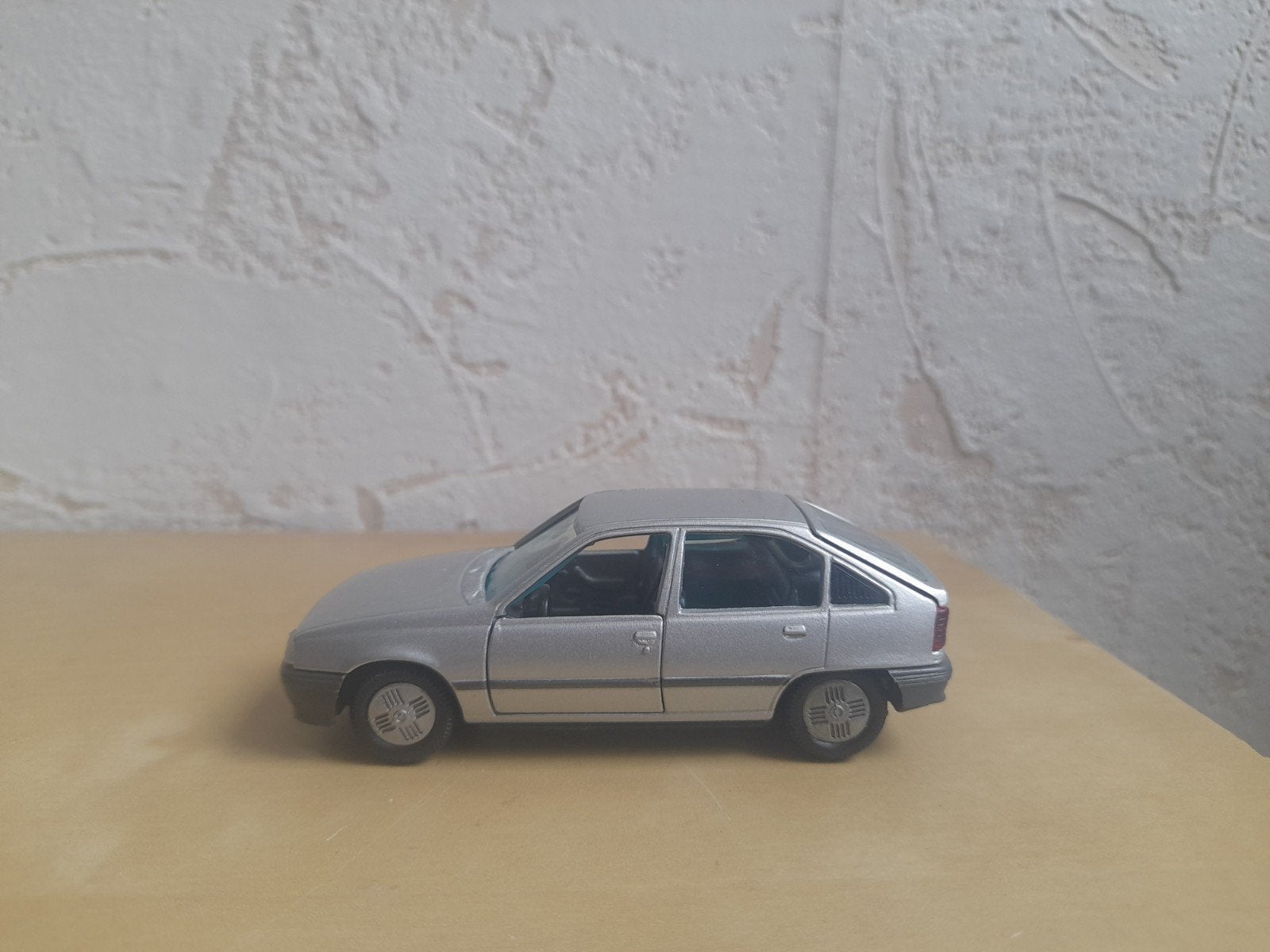 Opel Kadett E Hatchback Gama 1:43, Hobby en Vrije tijd, Modelauto's | 1:43, Ophalen of Verzenden, Zo goed als nieuw, Auto, Gama