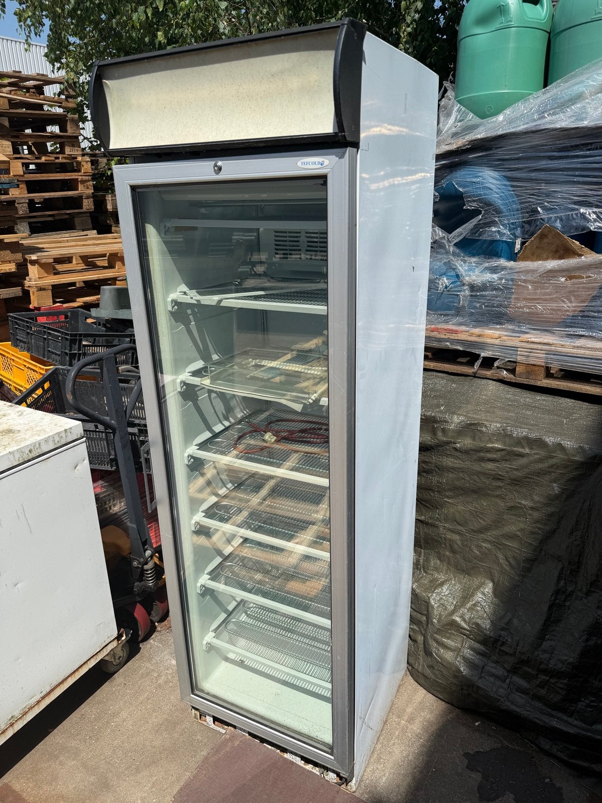 Gratis af te halen: Vriezers, winkelwagens en kapotte pallet, Ophalen