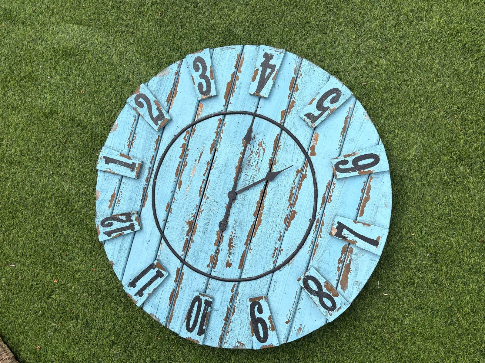 Grote vintage wandklok van hout - turquoise 80cm, Ophalen, Vintage, Analoog, Werkt op batterijen