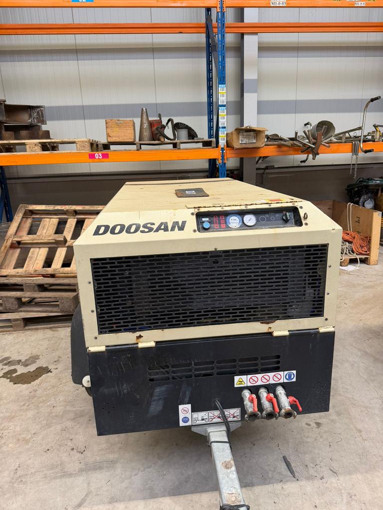 Doosan Mobiele Compressor - Robuust en Betrouwbaar, Ophalen, Mobiel, Gebruikt, 800 liter/min of meer