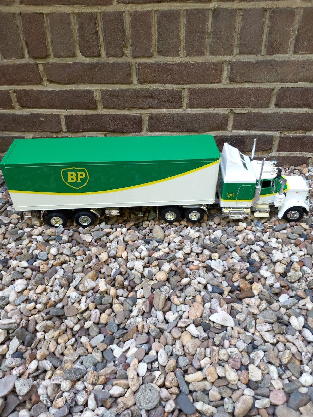 BP Peterbilt Vrachtwagen Model met Trailer schaal 1 op 24, Ophalen of Verzenden, Zo goed als nieuw