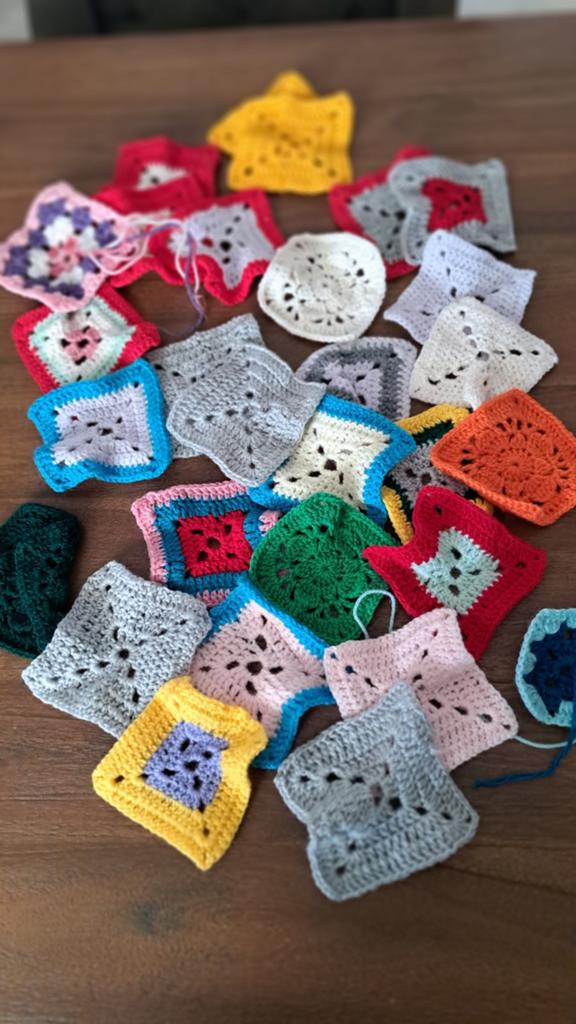 28 gehaakte granny squares in diverse kleuren, Ophalen of Verzenden, Gebruikt, Haken, Overige typen