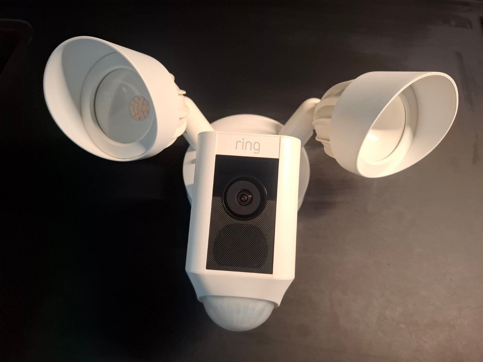 Ring Floodlight Cam Wired Plus wit, Ophalen