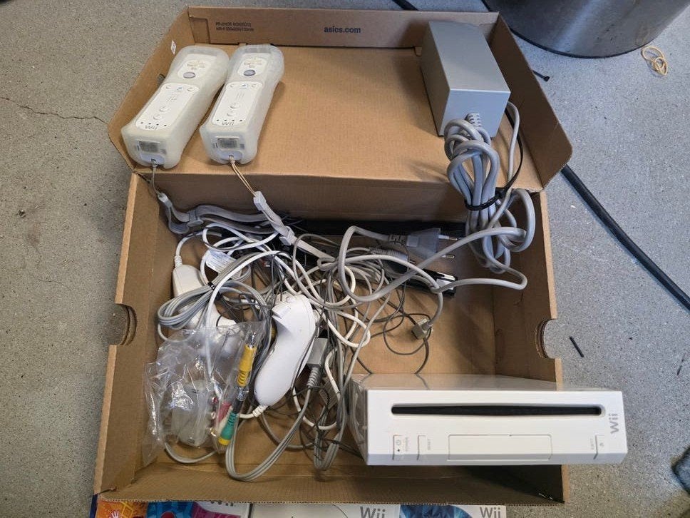 Wii Console met 2 controllers en 5 games (m2450982305) — Spelcomputers ...