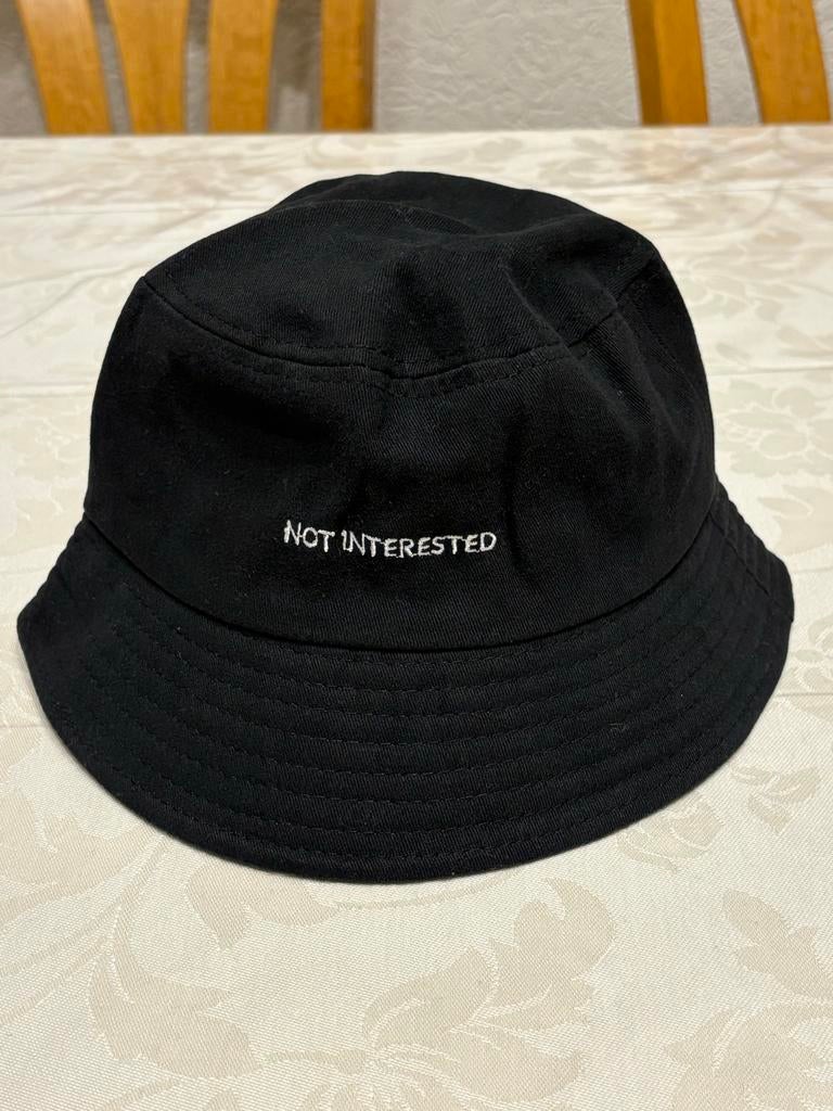 Zwarte Bucket Hat met 'NOT INTERESTED' Opdruk, Ophalen of Verzenden, Zo goed als nieuw, One size fits all, Hoed