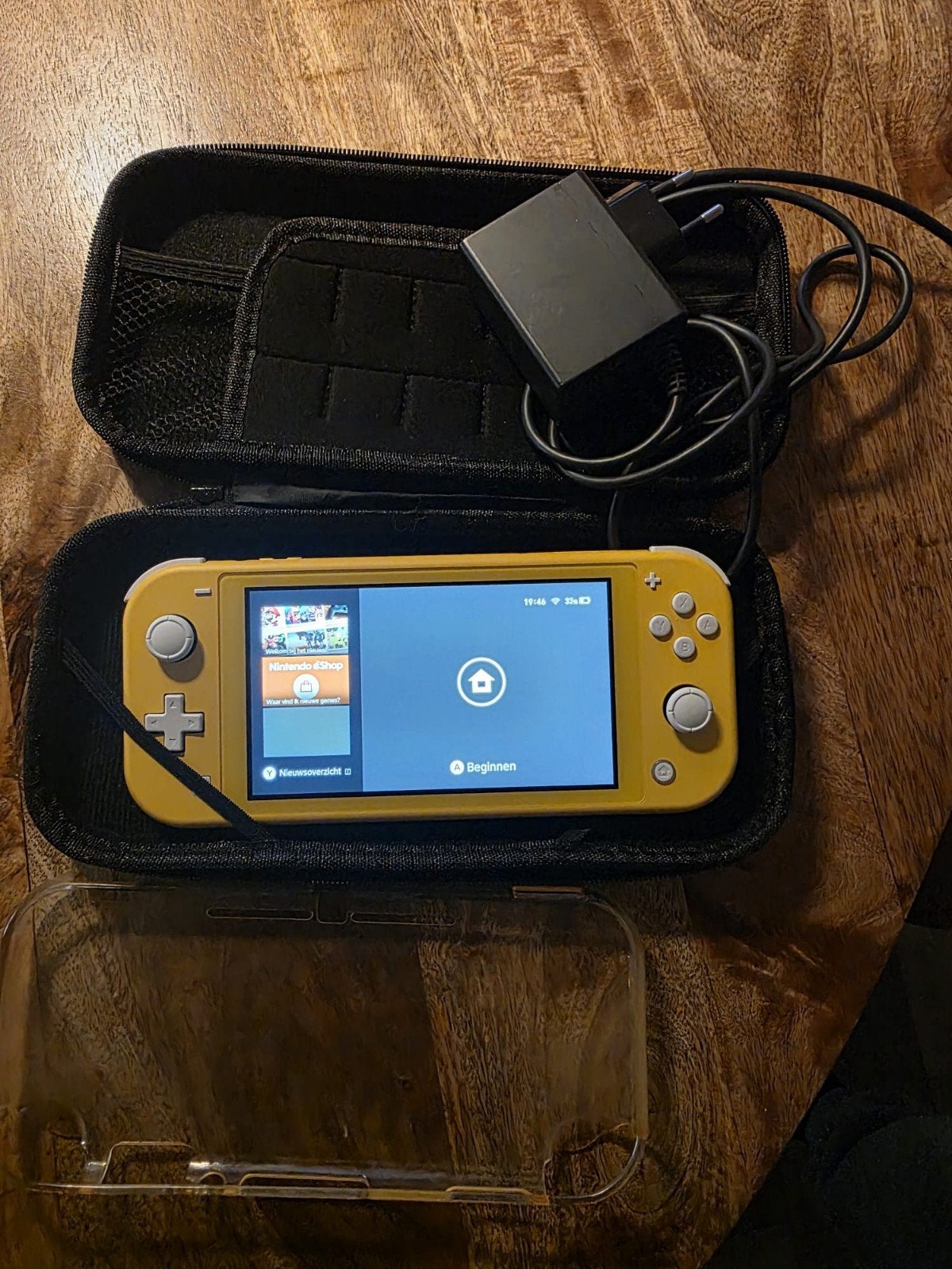 Nintendo Switch Lite Geel met oplader, hoes en tasje, Spelcomputers en Games, Ophalen, Geel, Zo goed als nieuw, Met beschermhoes of tas