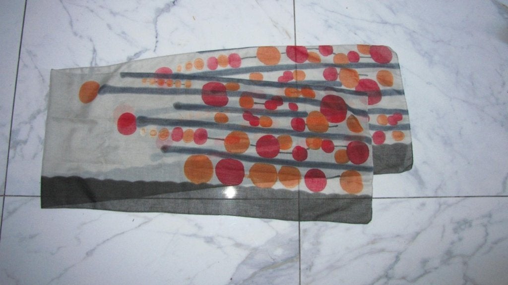 lichtgrijze sjaal met bollen, Ophalen of Verzenden, Zo goed als nieuw, Maat 46/48 (XL) of groter, Sjaal