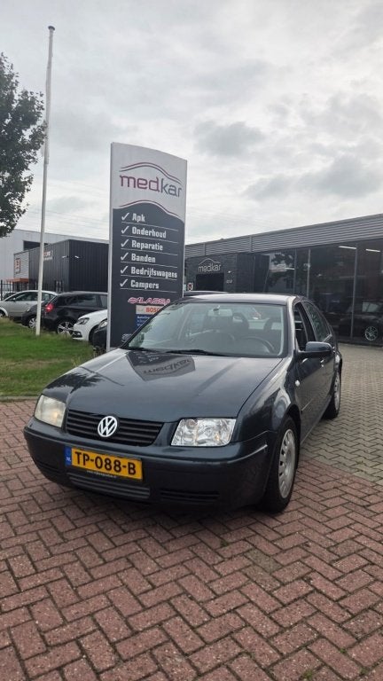 Volkswagen Bora 1.6-16V Sportline (bj 2001), Auto's, Voorwielaandrijving, Stoelverwarming, Volkswagen, Bedrijf