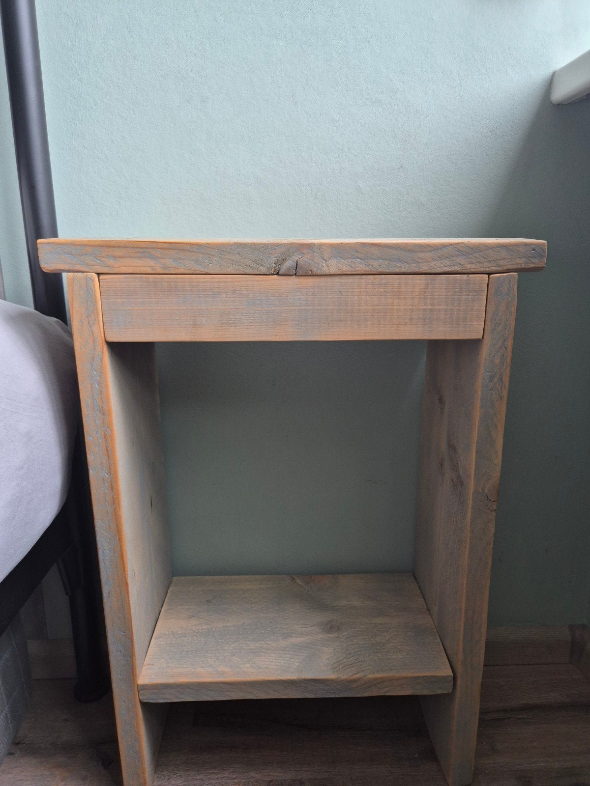 Zgan! Bijzettafel / nachtkastje steigerhout, Ophalen, 50 tot 100 cm, Vierkant, Zo goed als nieuw