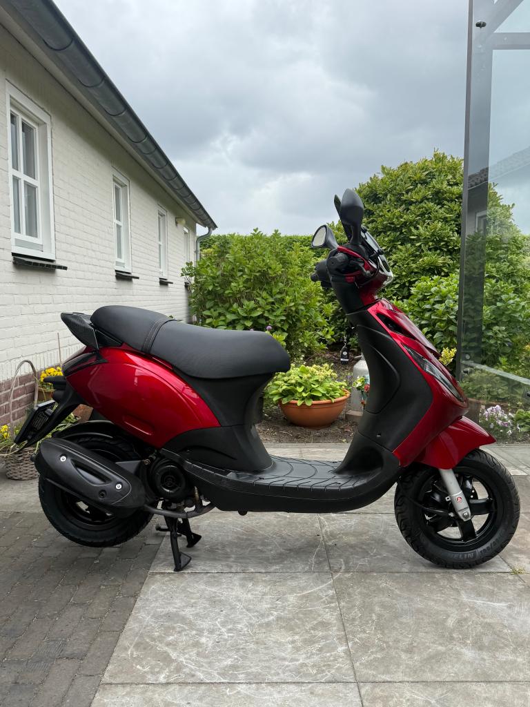 ⭐️Piaggio zip 4 takt 50cc Candy red Full option Nieuwstaat⭐️, Fietsen en Brommers, Niet ingevuld, Niet ingevuld, Niet ingevuld