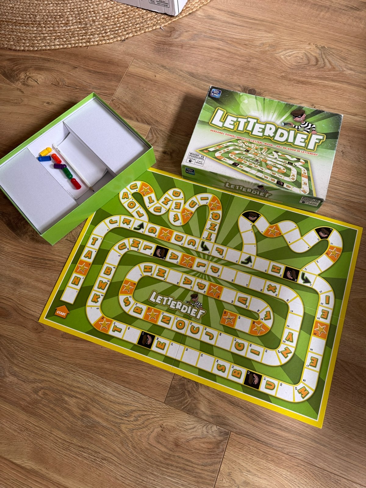 Letterdief: Spannend woord- en puzzelspel voor ‘t hele gezin, Drie of vier spelers, Ophalen of Verzenden, Gebruikt