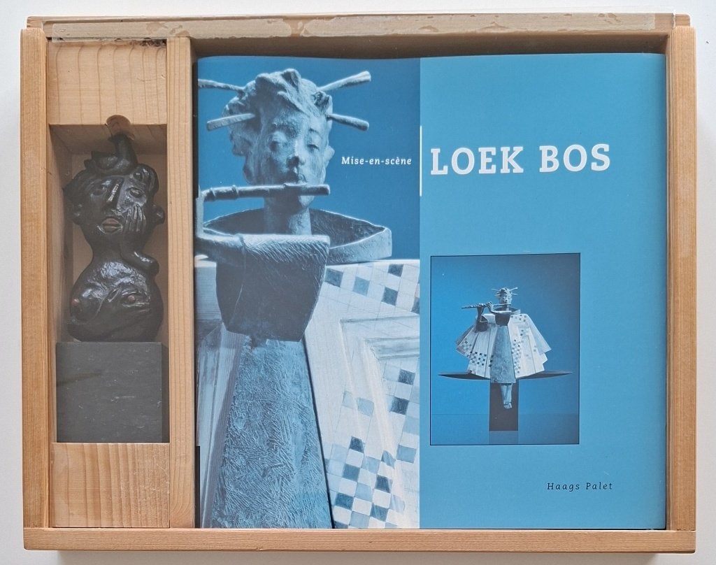 Loek Bos – gesigneerd bronzen beeldje en boek in houten kist, Antiek en Kunst, Ophalen of Verzenden, Brons, Beeld
