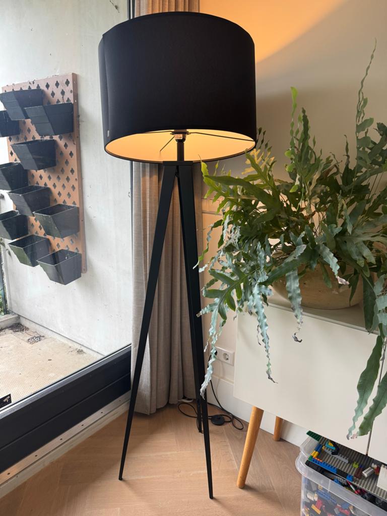 Zuiver Tripod vloerlamp zwart driepoot (kap defect), Huis en Inrichting, Lampen | Vloerlampen, Ophalen, Gebruikt, Metaal, 150 tot 200 cm