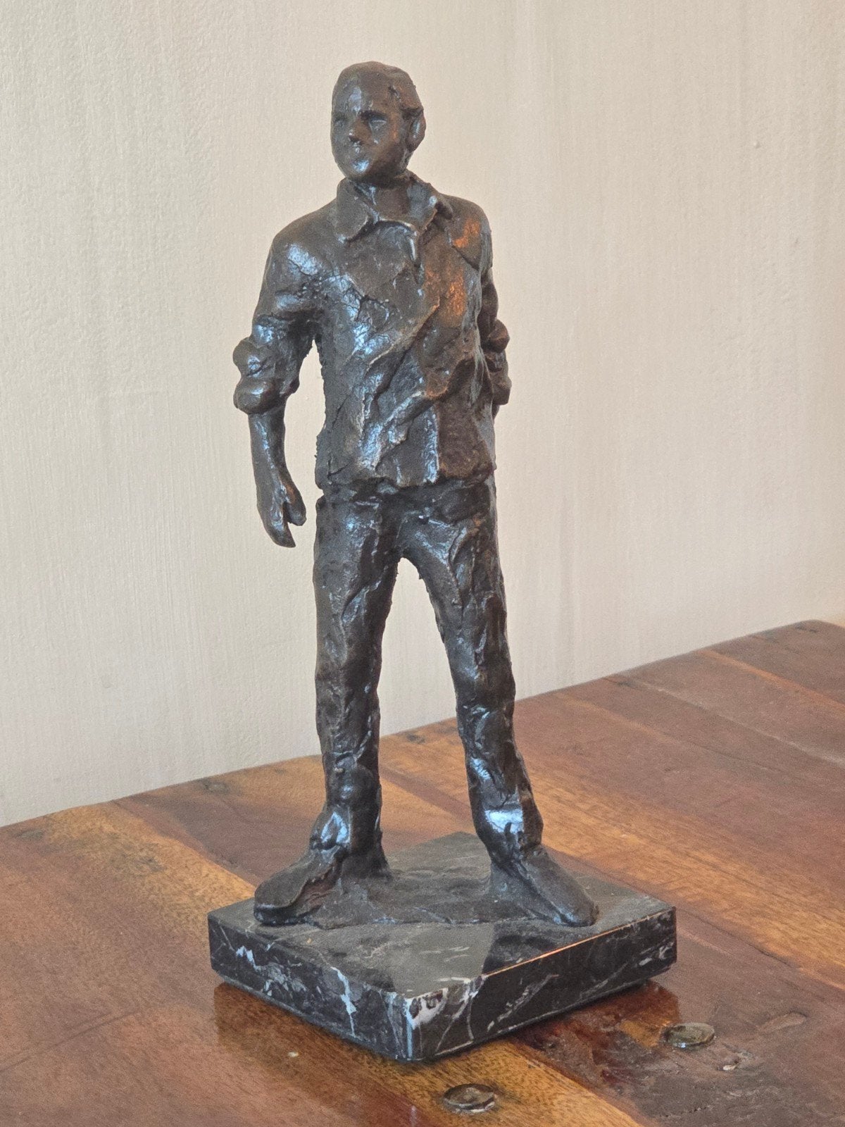 bronzen beeld - staande man - marmeren sokkel, Antiek en Kunst, Ophalen of Verzenden, Brons, 20 - 50 cm, Op sokkel