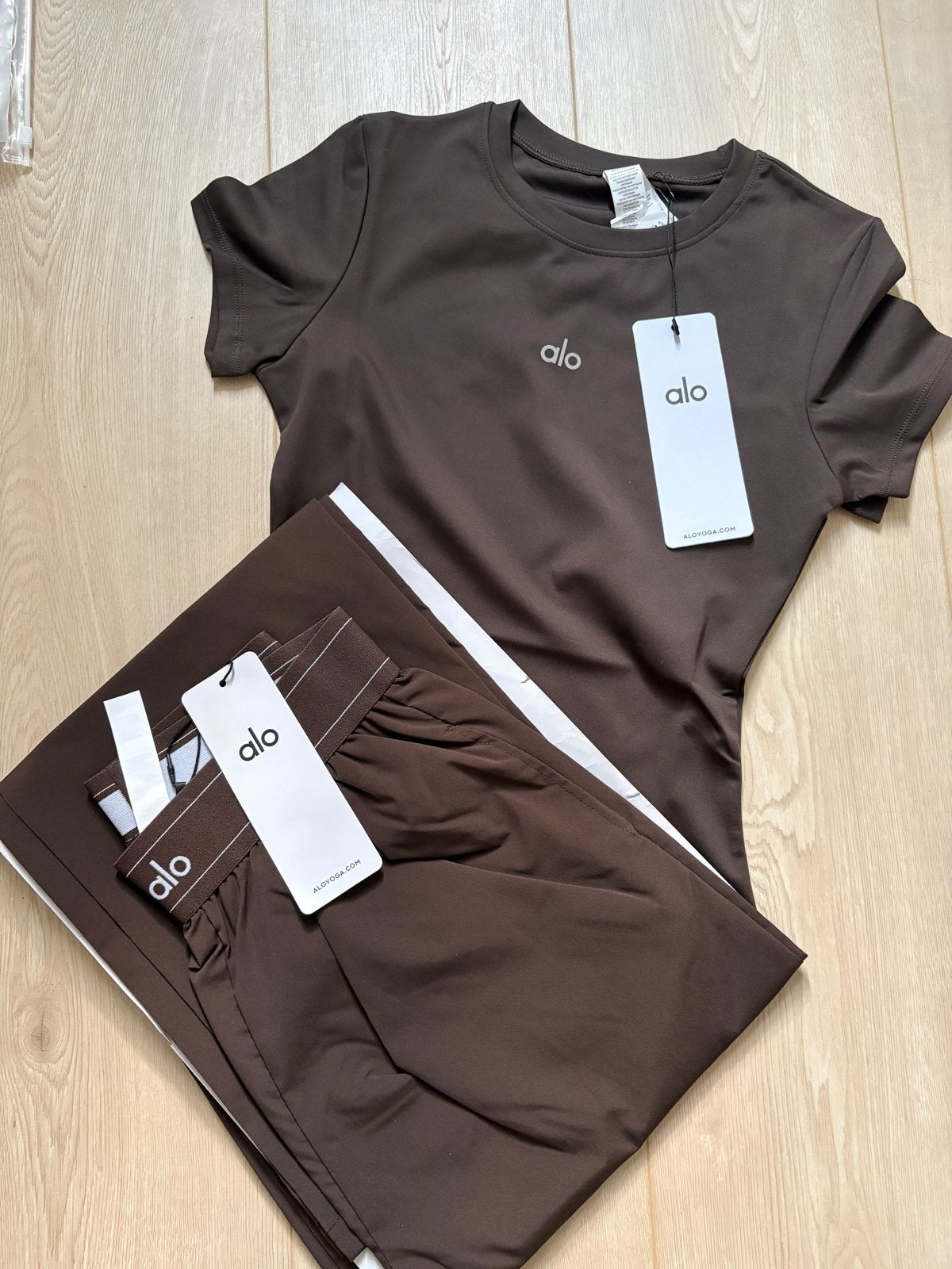 Alo Yoga sportsetjes (T-shirt en broek), Kleding | Dames, Maat 38/40 (M), Meerkleurig, Nieuw, Ophalen of Verzenden