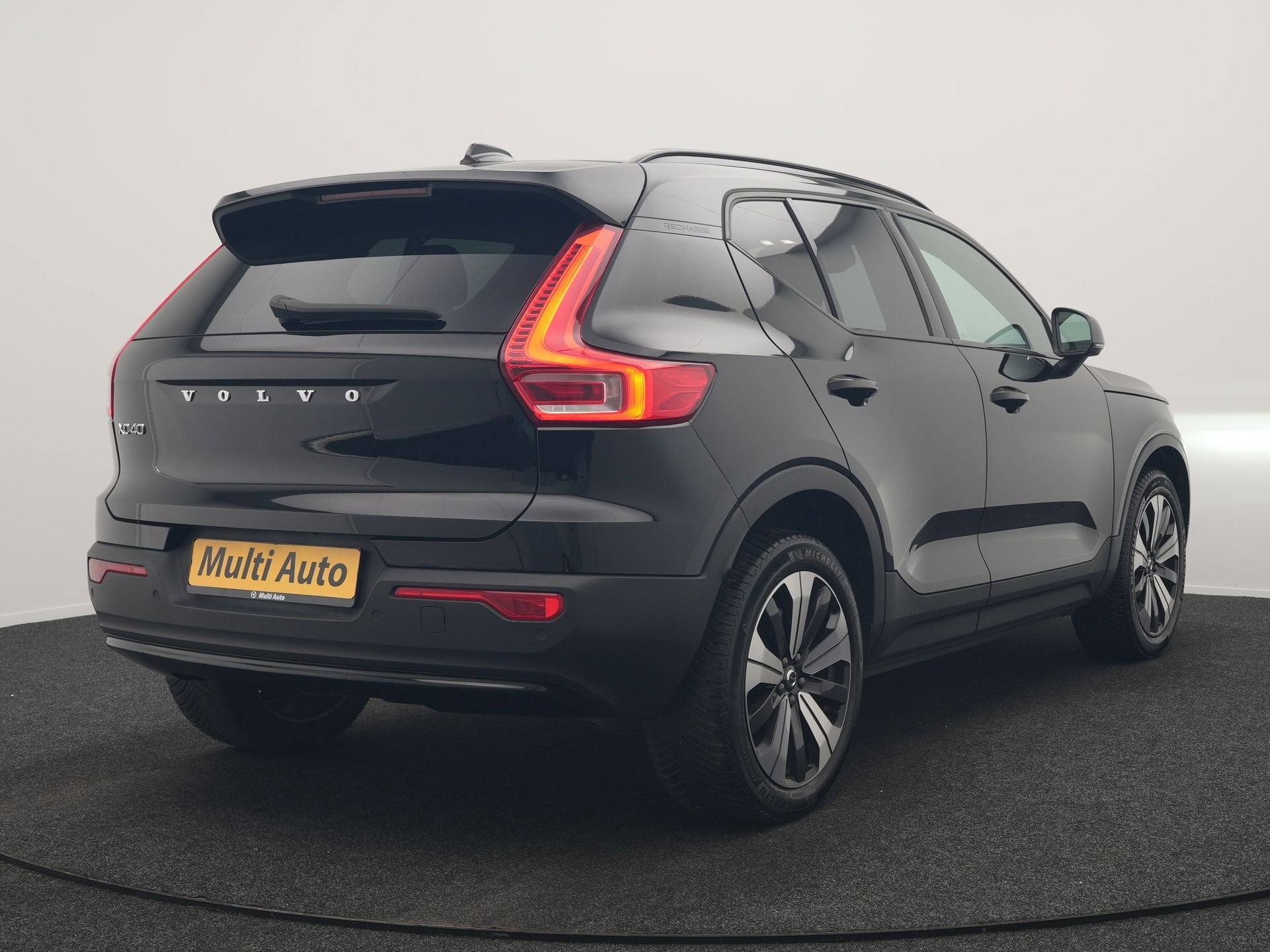 Volvo XC40 Recharge Twin Core 78 kWh 408pk Dealer O.H. | War, Auto's, Automaat, Stof, Zwart, Zwart