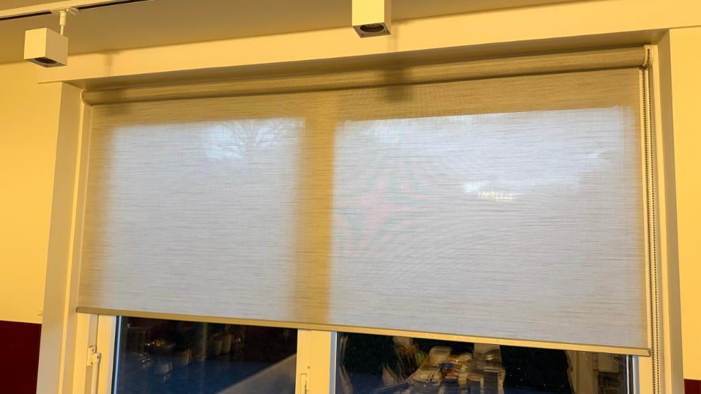 Zonnelux screen rolgordijn kleur 2342, Ophalen, 150 tot 200 cm, Zo goed als nieuw, Licht beige/zilverachtige stof, enigszins lichtdoorlatend