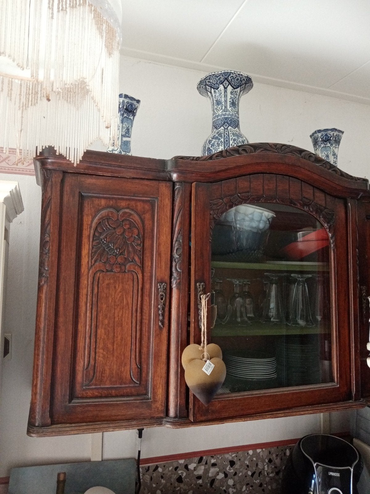 Mooie antieke hangkast met houtsnijwerk, Ophalen of Verzenden