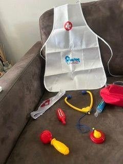 tasje met speelgoed doktersspulletjes schort en mutsje, Ophalen, Zo goed als nieuw, Jongen of Meisje