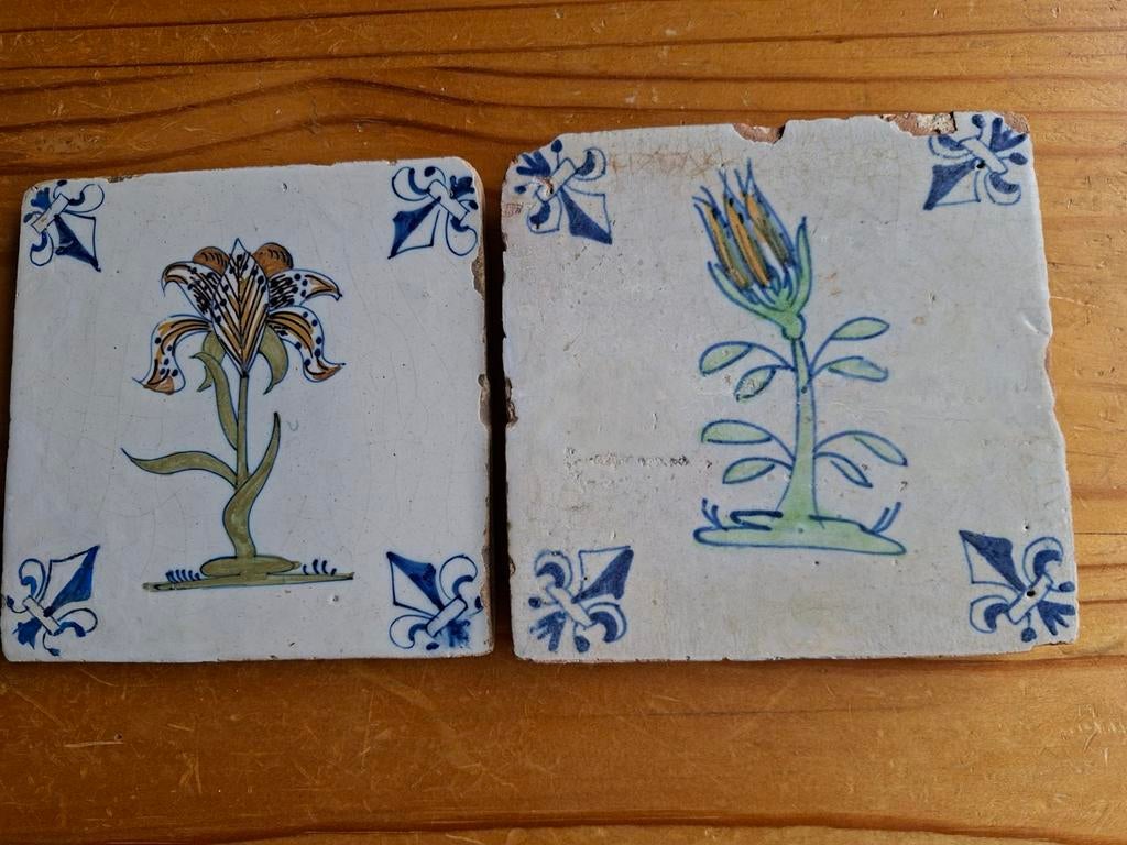 Twee 17e eeuwse tegels met blauw hoekmotief, Antiek en Kunst, Antiek | Wandborden en Tegels, Ophalen of Verzenden