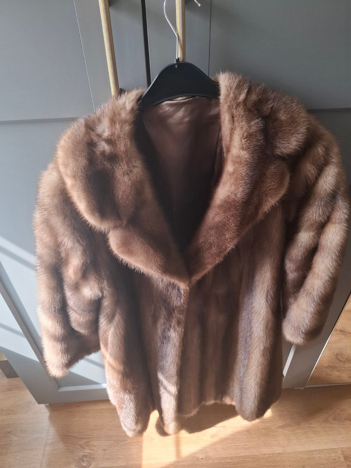 Elegante bruine bontjas van nertsbond uit Italië., Maat 38/40 (M), Bruin, Ophalen of Verzenden, Onbekend