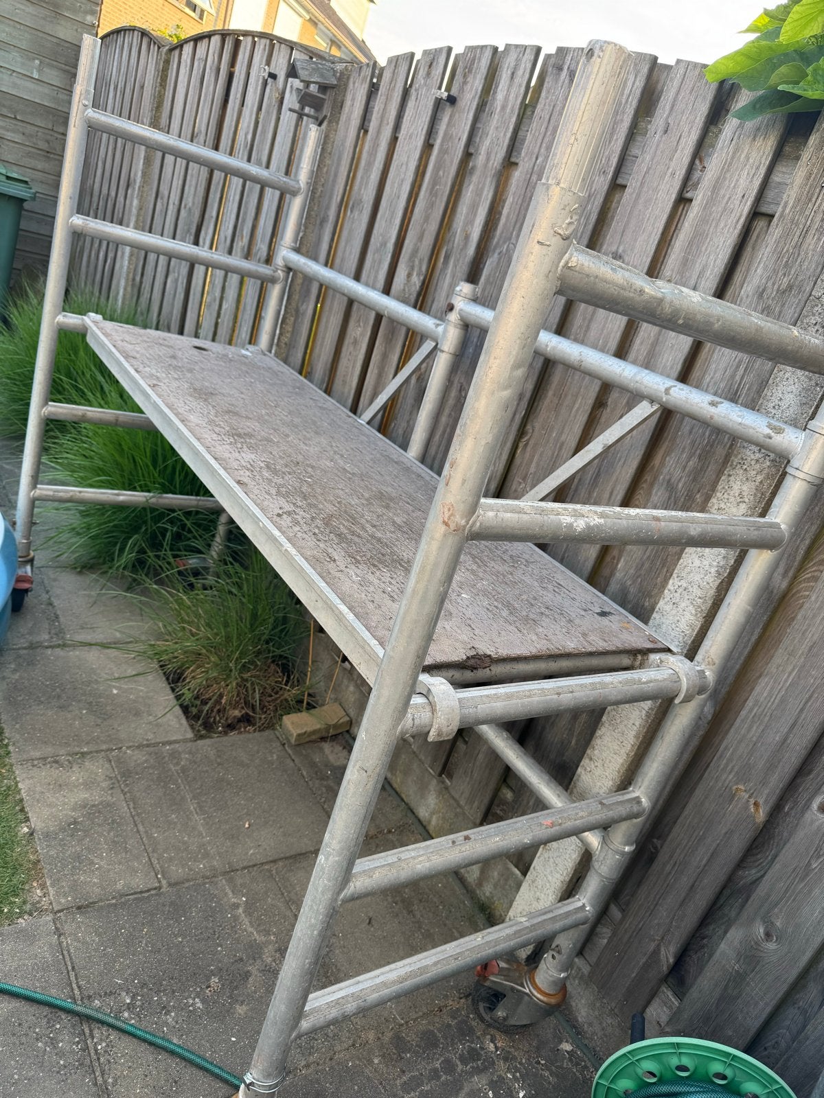 Steiger - Handige en compacte rolsteiger, Doe-het-zelf en Verbouw, Steigers, Gebruikt, Rolsteiger of Kamersteiger, 2 tot 5 meter
