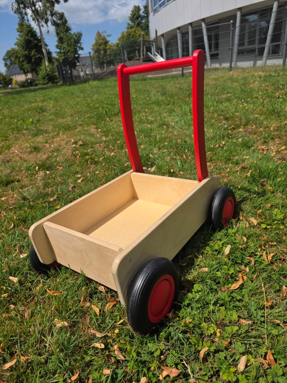 Houten loopwagen met rode duwstang en wielen, Kinderen en Baby's, Speelgoed | Houten speelgoed, Ophalen of Verzenden, Nieuw, Duw- of Trekspeelgoed