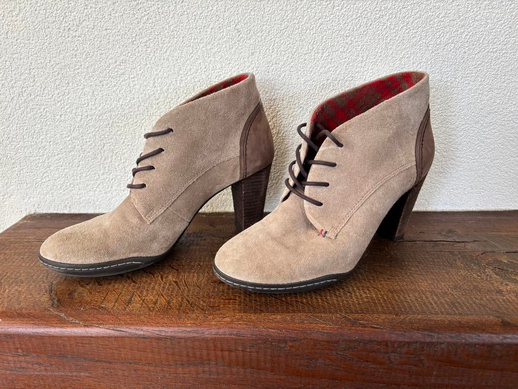 Tommy hilfiger korte beige laarsjes met hak maat 39, Beige, Ophalen of Verzenden, Zo goed als nieuw, Schoenen met hoge hakken